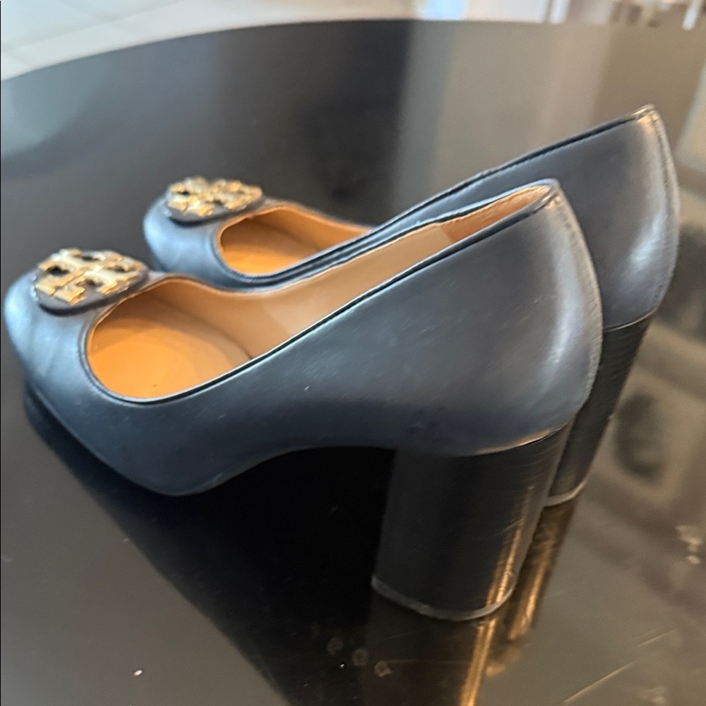 Tory Burch Navy Leather Block Heel Pumps Gold Logo Preppy Classic Size 8. - Picture 5 of 7